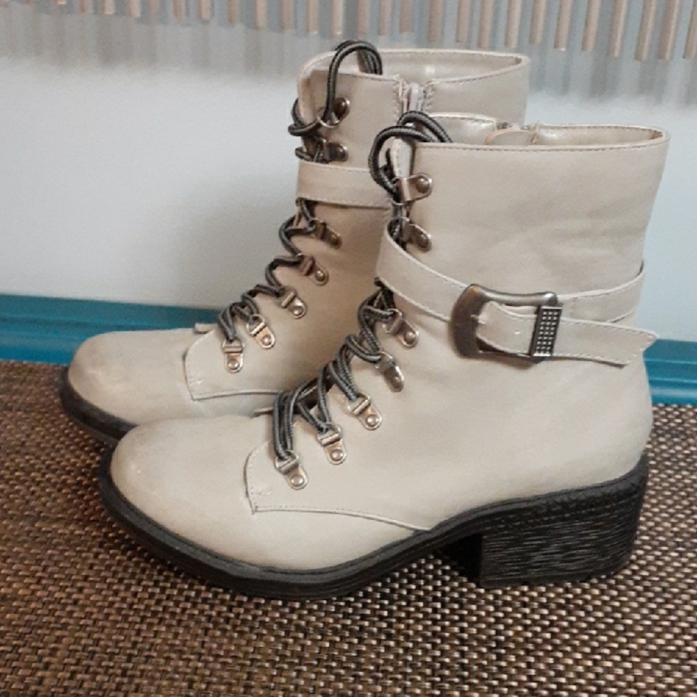 2 Lips Too   lite gray Lace-Up Boots brand new!